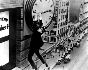Image-du-film-de-Buster-Keaton-monte-la-dessus