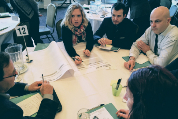 Personnes-travaillant-en-equipe-sur-un-plan-d-action