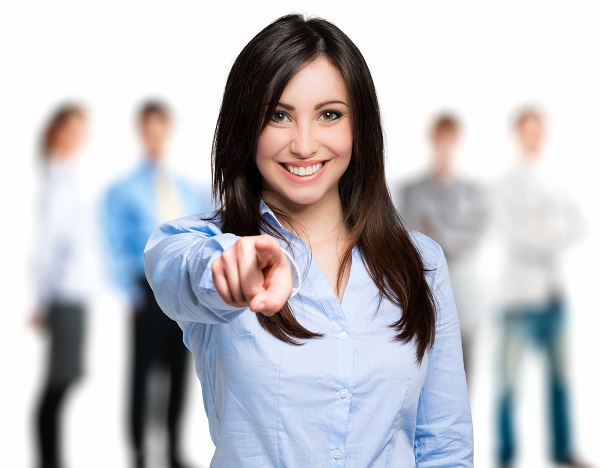 Femme-qui-pointe-du-doigt