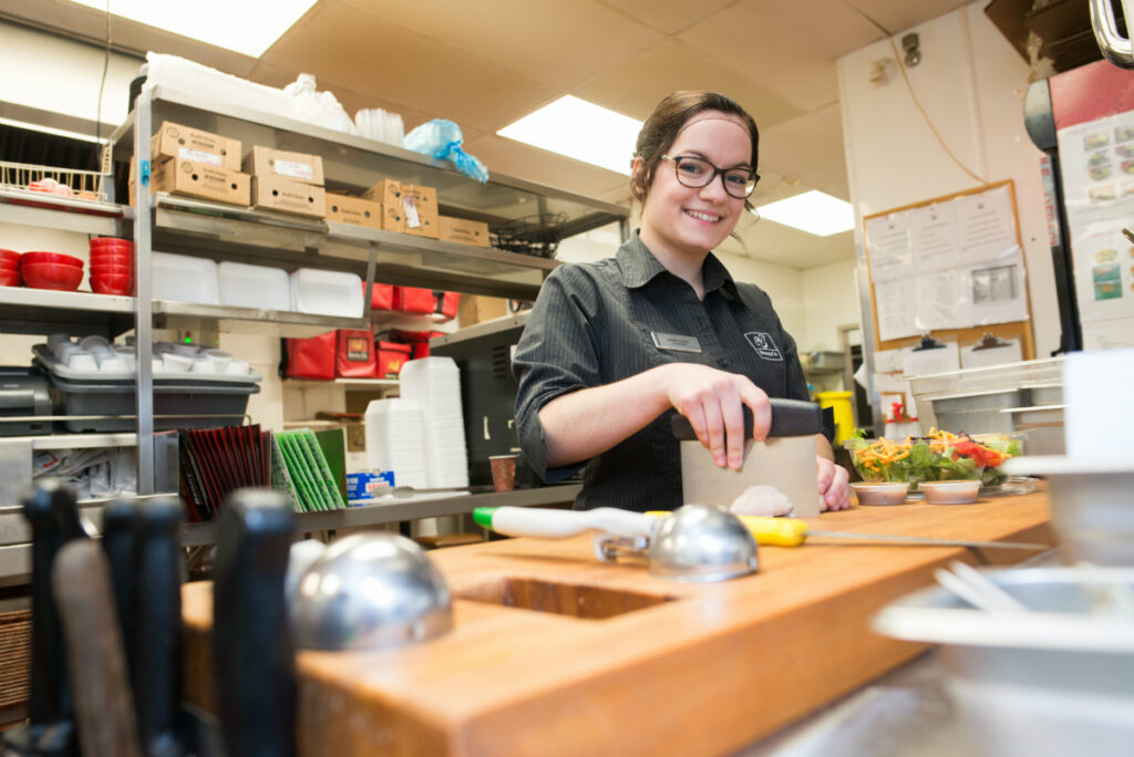 Aide-cuisiniere-prepareration-plat
