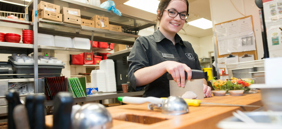 Aide-cuisiniere-prepareration-plat