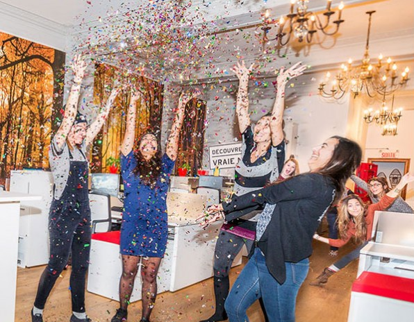 Employes-qui-jettent-des-confettis-en-l-air