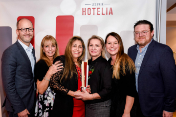 Six-personnes-tenant-un-trophé