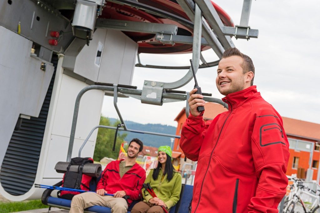 Opérateur-remontée-mécanique-au-travail