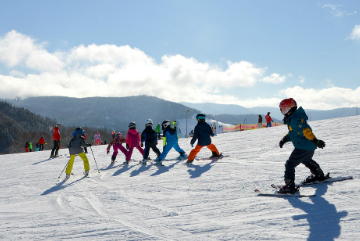 professeur-ski-avec-ses-eleves