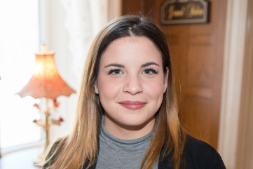 Jeune-femme-preposee-a-la-reception