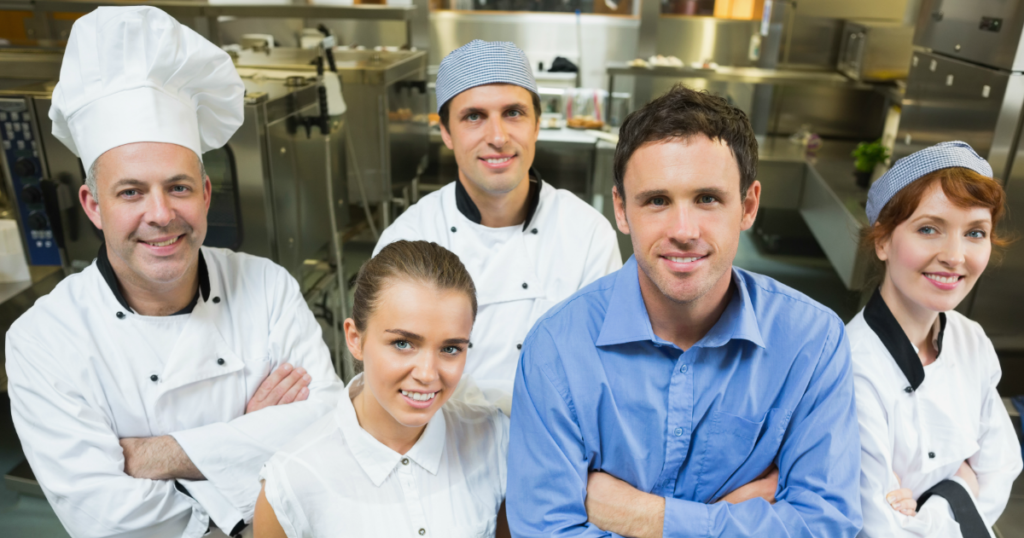 Equipe-d-employe-de-restauration