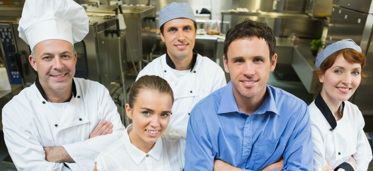 Equipe-d-employe-de-restauration