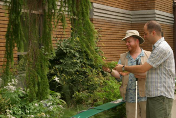 Employe-non-voyant-guidant-visiteur