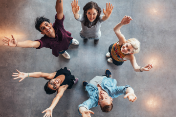 Trois-personnes-avec-mains-en-l-air-full