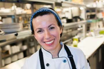 Jeune-femme-cuisiniere-restaurant