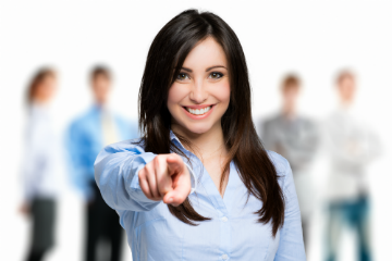 Jeune-femme-pointant-camera