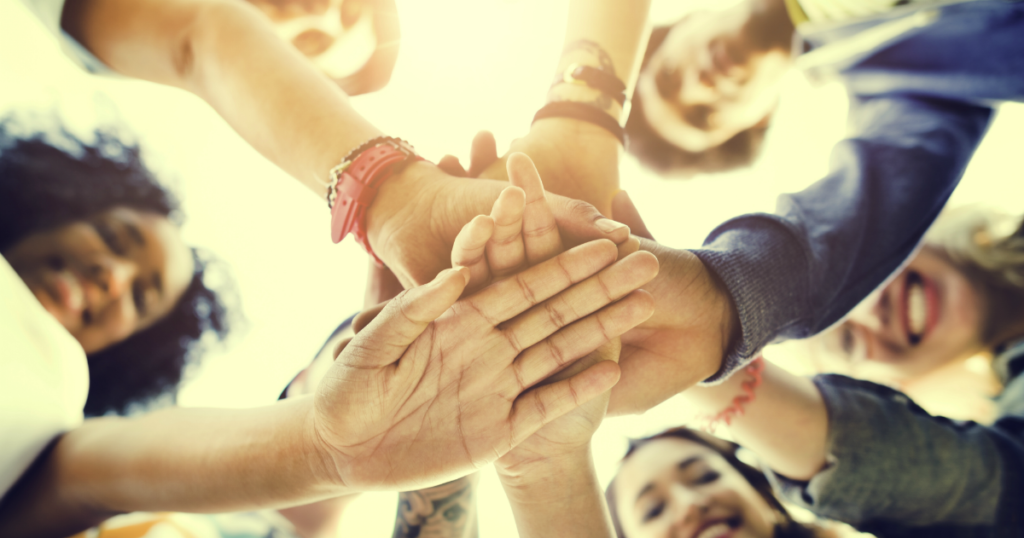 Groupe-personnes-avec-mains-croises