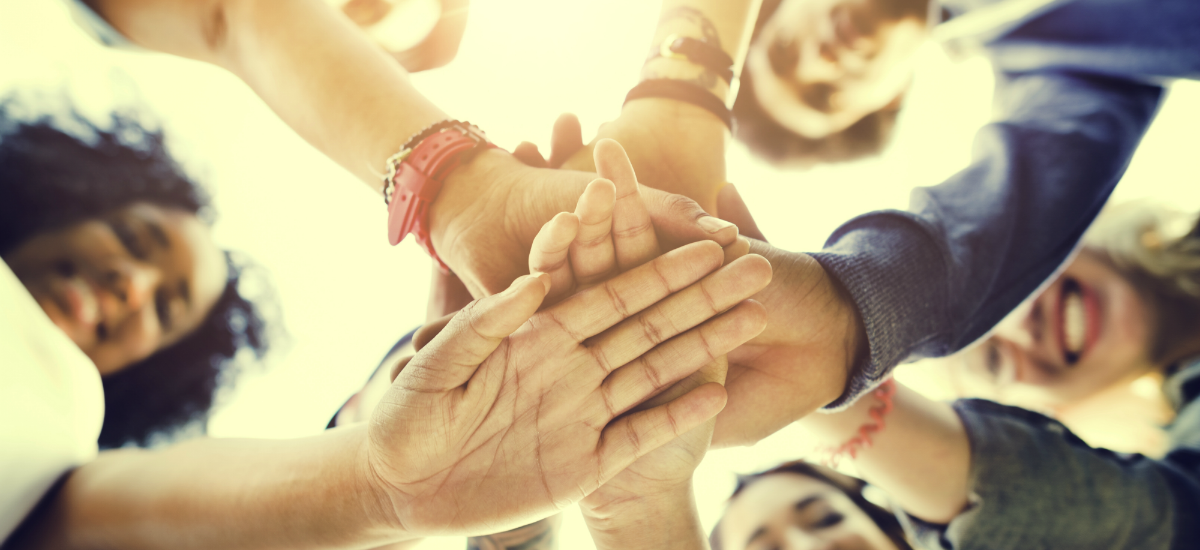 Groupe-personnes-avec-mains-croises