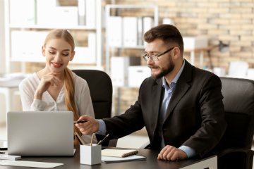Homme-et-femme-derriere-laptop