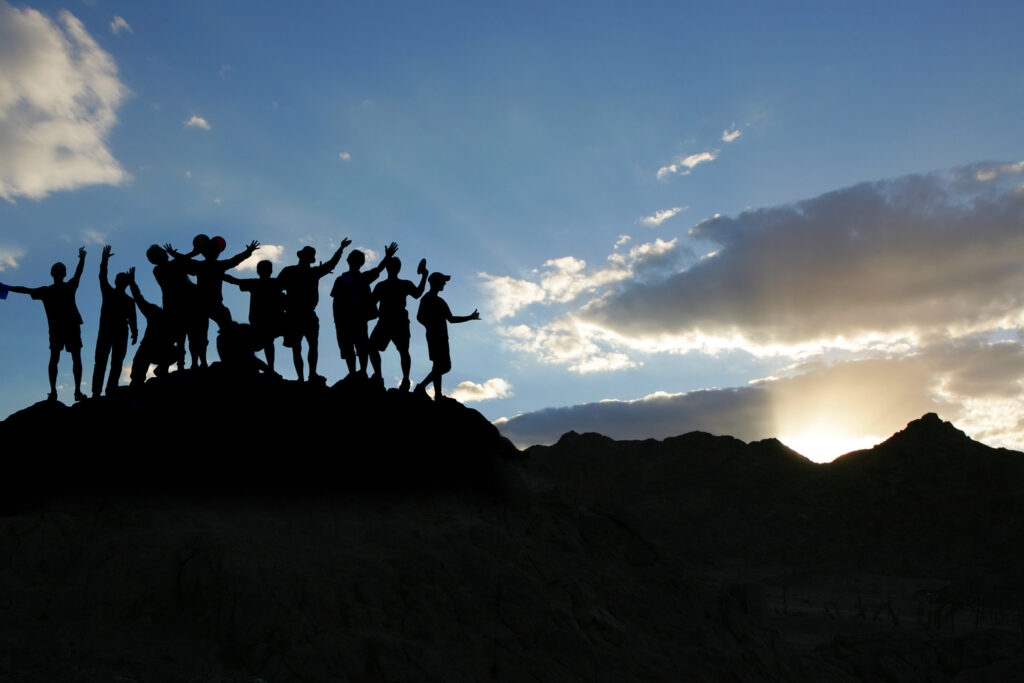 groupe-voyageurs-montagne-couche-soleil