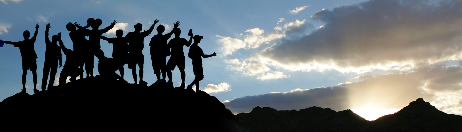 groupe-voyageurs-montagne-couche-soleil