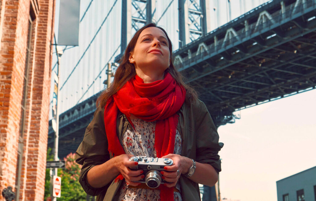 jeune-femme-souriante-pont