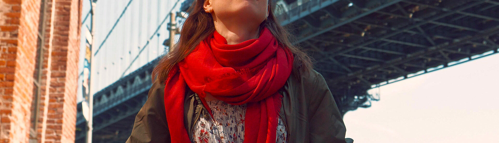 jeune-femme-souriante-pont