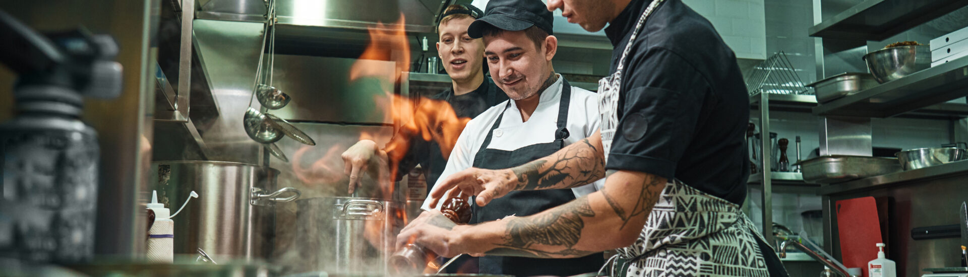aide-cuisinier-cuisine-feu